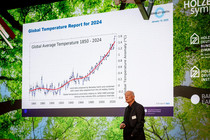 Prof. Schellnhuber beim 1. Int. Holzbau Symposium 2025 © Holzbau Deutschland