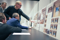 Die Jury des Deutschen Holzbaupreises 2025 bei der Prüfungen der Einreichungen. Foto: Holzbau Deutschland / Laube